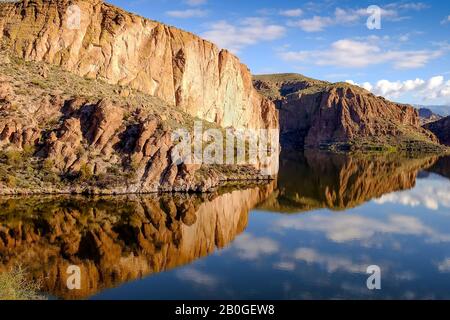 Canyon Lake, circa 64 miglia ad est di Phoenix è uno dei quattro laghi creati da dighe sul fiume Salt. Il lago si trova lungo l'Apache Trail e. Foto Stock