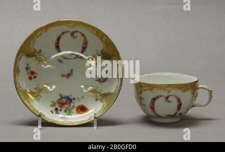 Royal Porcelain Factory, tedesco, fondata nel 1763, Cup and Saucer, c. 1775, porcellana dura, tazza: 3 1/8 x 2 in. (7,9 x 5,1 cm Foto Stock