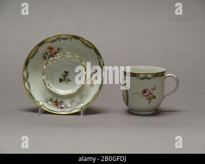 Royal Porcelain Factory, tedesco, fondata nel 1763, Cup e Trembleuse Saucer, c. 1770, porcellana dura, altezza della tazza: 2 11/16 (6,8 cm); diametro: 2 5/8 in. (6,7 cm Foto Stock