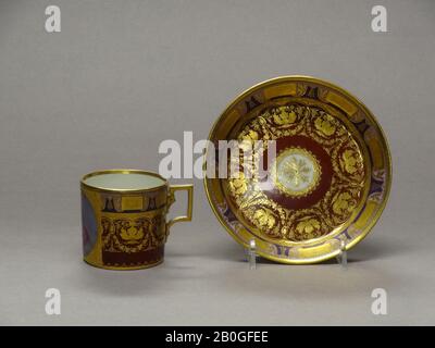 Fabbrica di porcellana imperiale, austriaca, attiva 1744–1864, Coppa e Saucer, c. 1797–1809, porcellana dura in pasta, altezza della tazza: 2 3/8 in. (6 cm); diametro: 2 1/2 in. (6,4 cm Foto Stock