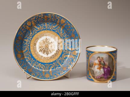 Fabbrica di porcellana imperiale e reale Vienna, austriaca, 1744–1864, tazza e tritacarne, 1804, porcellana dura-pasta, altezza della tazza: 2 3/8 in. (6 cm); diametro: 2 3/8 in. (6 cm Foto Stock