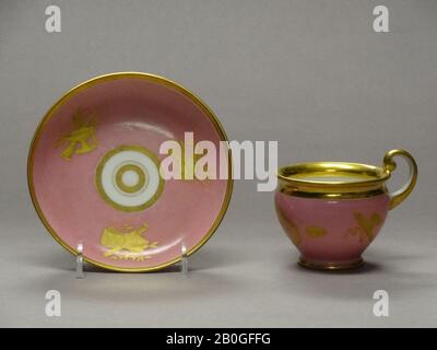 Fabbrica di porcellana di Parigi (?), Coppa e Saucer, c. 1810, porcellana dura, tazza: 2 15/16 x 2 3/8 in. (7,5 x 6 cm Foto Stock