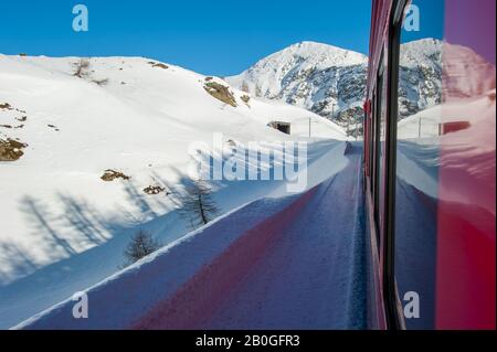 Famoso treno rosso Bernina Foto Stock