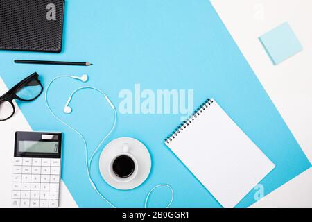 calcolatrice di cancelleria con layout si trova sul tavolo. vista dall'alto del luogo di lavoro ufficio con spazio di copia Foto Stock