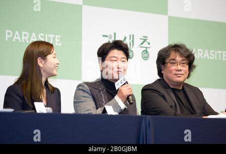 Park So-Dam, Song Kang-ho e Bong Joon-ho, 19 febbraio 2020 : (L-R) Park So-Dam e Song Kang-ho, cast membri del film vincitore dell'Oscar 'Parasite' e il regista coreano Bong Joon-ho partecipano a una conferenza stampa a Seoul, Corea del Sud. Il thriller della commedia nera coreana ha vinto quattro titoli Oscar ai Academy Awards il 9 febbraio 2020, diventando il primo film in lingua non inglese a catturare immagini migliori nella sua storia di 92 anni. Credito: Lee Jae-Won/Aflo/Alamy Live News Foto Stock