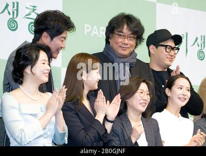 Song Kang-Ho, Bong Joon-Ho, Han Jin-Won, Jang Hye-Jin, Park So-Dam, Kwak Sin-Ae E Cho Yeo-Jeong, 19 Febbraio 2020 : (L-R, 2nd ROW) attore Song Kang-ho, regista Bong Joon-ho, sceneggiatore Han Jin-Won, (L-R, prima fila) cast members Jang Hye-Jin, Park So-Dam, produttore cinematografico Kwak Sin-Ae e attrice Cho Yeo-Jeong partecipano ad una conferenza stampa tenutasi per il loro film vincitore di Oscar 'Parassita' a Seoul, Corea del Sud. Il thriller della commedia nera coreana ha vinto quattro titoli Oscar ai Academy Awards il 9 febbraio 2020, diventando il primo film in lingua non inglese a vincere la migliore immagine Oscar nella sua storia di 92 anni. (Foto Foto Stock