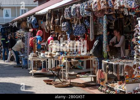 Hermanus, Capo Occidentale, Sud Africa. Dicembre 2019. Hermanus mercato del centro città che vende ai turisti Foto Stock