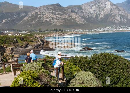 Hermanus, Capo Occidentale, Sud Africa. Dicembre 2019. Persone che camminano sul sentiero della scogliera biodiversità camminare a Hermanus, Capo Occidentale, Sud Africa Foto Stock