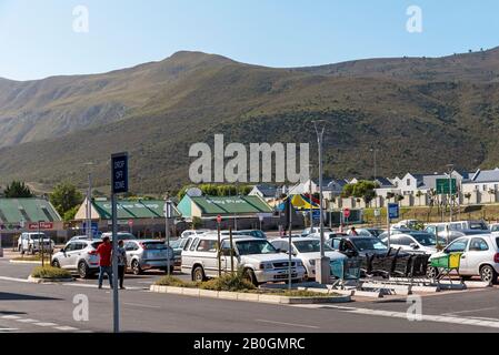 Sandbaai, Hermanus, Capo Occidentale, Sud Africa. Dec2019. Nuovo alloggio si affaccia su un parcheggio presso il centro commerciale Whale Coast vicino a Hermanus, Wester Foto Stock