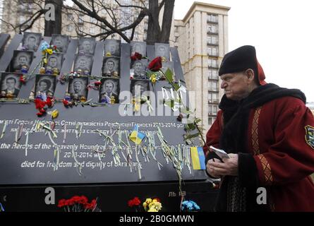 Kiev, Ucraina. 20th Feb, 2020. Un uomo depone i fiori in memoria Dei Cento celesti, attivisti uccisi durante le proteste anti-governative del 2014, a Kiev, Ucraina, il 20 febbraio 2020. Gli ucraini segnano il 6th anniversario della rivoluzione Maidan o Rivoluzione Della Dignità. Credito: Serg Glovny/Zuma Wire/Alamy Live News Foto Stock