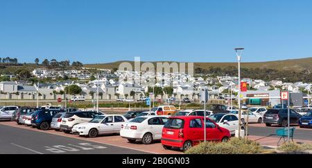 Sandbaai, Hermanus, Capo Occidentale, Sud Africa. Dec2019. Nuovo alloggio si affaccia su un parcheggio presso il centro commerciale Whale Coast vicino a Hermanus, Wester Foto Stock