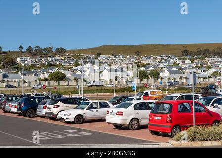 Sandbaai, Hermanus, Capo Occidentale, Sud Africa. Dec2019. Nuovo alloggio si affaccia su un parcheggio presso il centro commerciale Whale Coast vicino a Hermanus, Wester Foto Stock