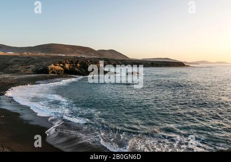 Spiaggia e scogliere a Ajuy, Fuerteventura, Isole Canarie Foto Stock