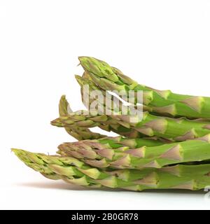 Asparagi freschi su sfondo bianco Foto Stock