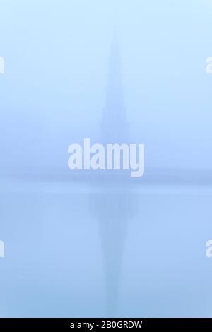 Francia, Indre et Loire, Valle della Loira dichiarata Patrimonio Mondiale dall'UNESCO, Amboise, Pagode de Chantaloup, pagoda e lago in un giorno nebbia // Francia, Indre- Foto Stock