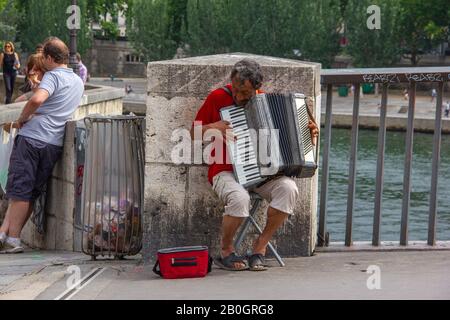 Fisarmonicista su un ponte di Parigi Foto Stock