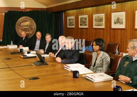 Camp David, MD - 12 giugno 2006 -- il presidente degli Stati Uniti George W. Bush (C) e i principali consulenti (L-R) il direttore della CIA Michael Hayden, il direttore della National Intelligence John Negroponte, il consigliere della sicurezza nazionale Stephen Hadley, il vicepresidente Richard Cheney, il segretario di Stato Condoleezza Rice, E il Segretario della Difesa Donald Rumsfeld, tiene una teleconferenza con l'Ambasciatore degli Stati Uniti in Iraq Dr. Zalmay Khalilzad a Camp David, il ritiro presidenziale vicino Thurmont, Maryland, il 12 giugno 2006. Il Presidente Bush ha tenuto l'incontro a Camp David per rivalutare la strategia militare americana nella guerra in Iraq.Credit: Evan F. Foto Stock