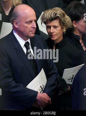 Direttore di National Intelligence John Negroponte e sua moglie, Diana, partecipano alla cerimonia di funerale dello Stato per l'ex presidente degli Stati Uniti Gerald R. Ford alla Washington National Cathedral, a Washington, D.C. martedì 2 gennaio 2007..Credit: Ron Sachs / CNP.[NOTA: No New York Metro o altri quotidiani nel raggio di 75 miglia da New York City]. / MediaPunch Foto Stock