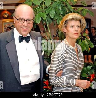 Washington, DC - 1 maggio 2004 -- John Negroponte e sua moglie, Diana, arrivano per il 2004 White House Corresponded Association Cena a Washington, D.C. il 1 maggio 2004. Negroponte è stato recentemente confermato come il nuovo ambasciatore degli Stati Uniti in Iraq..Credit: Ron Sachs / CNP.(RESTRIZIONE: No New York Metro o altri quotidiani nel raggio di 75 miglia di New York City) / MediaPunch Foto Stock