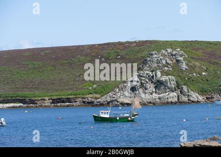 Tresco visto da Bryher, Isole di Scilly, Cornovaglia, Regno Unito Foto Stock