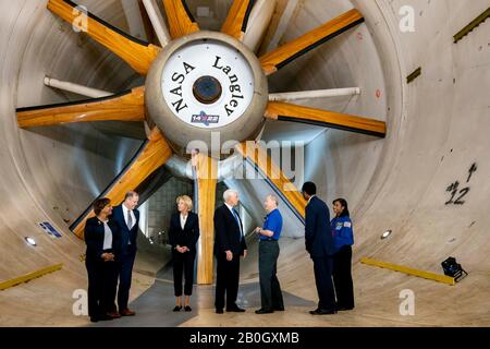 Hampton Roads, Stati Uniti. 19 Febbraio 2020. Mike Pence, vicepresidente degli Stati Uniti, durante un tour del tunnel del vento Subsonico 14x22 presso il NASA Langley Research Center 19 febbraio 2020 a Hampton, Virginia. Credit: D. Myles Cullen/Casa Bianca Foto/Alamy Live News Foto Stock