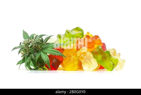 Gummy Bear Medical Marijuana Edibles, Candie Infuse con CBD o THC, con Cannabis Bud Isolato su sfondo bianco Foto Stock