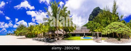 Paesaggio tropicale dell'isola. Mauritius con belle spiagge e resort di lusso. Vacanze tranquille e rilassanti Foto Stock