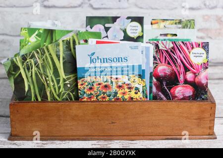 Pacchetti di semi vegetali e di fiori in una scatola di legno. REGNO UNITO Foto Stock