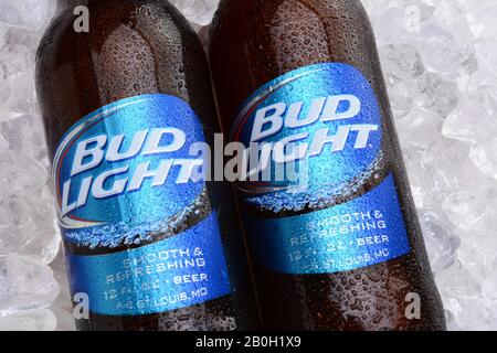 Irvine, CA - 27 MAGGIO 2014: Due bottiglie di Bud Light su un letto di ghiaccio. Da Anheuser-Busch InBev, Bud Light è la birra domestica più venduta nell'unità Foto Stock