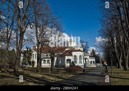 Banja Koviljaca, Serbia, 15 Febbraio 2020. Il famoso salone di Kur nella famosa spa serba. Il centro termale si trova vicino al fiume Drina e al confine Foto Stock