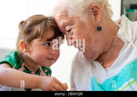 nonna e nipote riposano le loro teste con amore Foto Stock