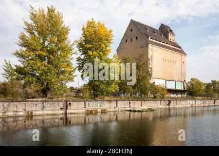 06.10.2018, Lipsia, Sassonia, Germania - rovine del silo di cereali di Hafen-Lagerhaus-Gesellschaft ha-LA-GE a Lindenauer Hafen a Lipsia-Lindenau. 00P18 Foto Stock