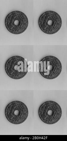 Disco: Emblema del Cielo, Cina, dinastia Han (206 a.C.–d.C. 220), Cultura: Cina, Giada, Diam. 1 5/16 in. (3,3 cm); Th. 3/16 poll. (0,5 cm), Giada Foto Stock
