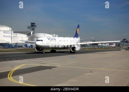 20.03.2019, Frankfurt am Main, Hessen, Germania - Lufthansa Airbus A330 su un taxi all'aeroporto di Francoforte. 00S190320D009CAROEX.JPG [VERSIONE MODELLO: NO, Foto Stock