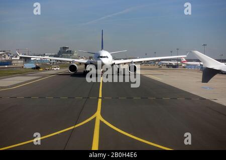 20.03.2019, Frankfurt am Main, Hessen, Germania - Lufthansa Airbus A330 su un taxi all'aeroporto di Francoforte. 00S190320D008CAROEX.JPG [VERSIONE MODELLO: NO, Foto Stock