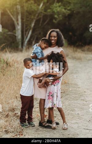 Ritratto di nonna e quattro nipoti in campo Foto Stock