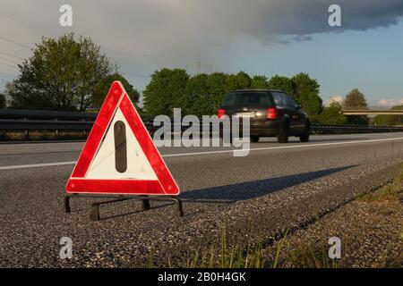 04.05.2019, Amburgo, Amburgo, Germania - triangolo segnaletico sulla spalla dura della A24. 00S190504D065CAROEX.JPG [RILASCIO MODELLO: NO, RILASCIO PROPRIETÀ Foto Stock