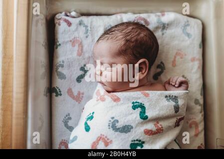 Vista dall'alto del neonato sondolato nel fagotto dell'ospedale Foto Stock