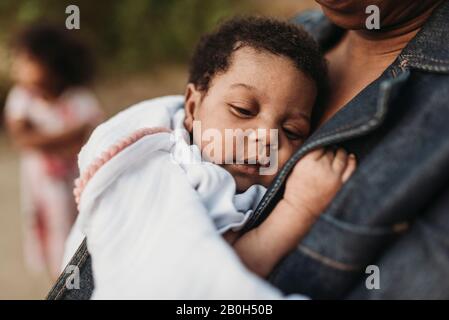 Primo piano di bambina neonato che si stenderà sul petto della madre Foto Stock