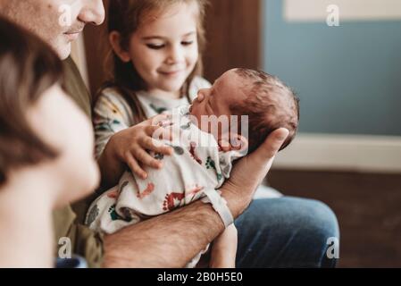 Primo piano vista laterale di bambino e famiglia in ospedale con la famiglia Foto Stock