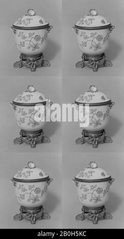 Chantilly, Vase con copertina, francese, Chantilly, Chantilly (francese), ca. 1740–45, francese, Chantilly, porcellana in pasta morbida con vetri stagnati; bronzo dorato, altezza: 8 1/4 poll. (21 cm), porcellana ceramica Foto Stock