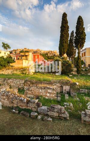 Vista dell'acropoli sui resti dell'antica Agorà greca e edifici neoclassici di Plaka nel centro di Atene, Grecia. Foto Stock