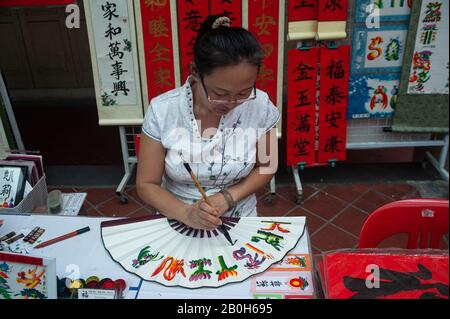 17.01.2020, Singapore, , Singapore - l'artista Jessie Ren scrive su uno stand di strada nel quartiere di Chinatown tifosi, striscioni e rotoli con la collaborazione individuale Foto Stock