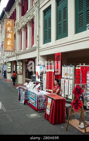 10.01.2020, Singapore, , Singapore - Vendita di striscioni e pergamene a Chinatown con singole congratulazioni e benedizioni per il prossimo cinese N Foto Stock