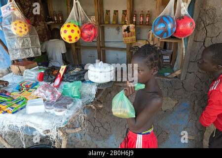 30.10.2019, Opanya, Gambela, Etiopia - Due ragazzi stanno in piedi in una stalla in un negozio di villaggio. Progetti di microfinanza del servizio sociale e di sviluppo Foto Stock