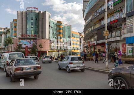 01.11.2019, Addis Abeba, Addis Abeba, Etiopia - Traffico Sul Centro Commerciale Edna, Cameroon Street. Boom edilizio ad Addis Abeba, capitale dell’Etiopia. 00U Foto Stock