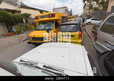 01.11.2019, Addis Abeba, Addis Abeba, Etiopia - un autobus giallo della scuola di stile americano fa il suo senso attraverso il traffico. 00U191101D012CAROEX.JPG [MOD Foto Stock
