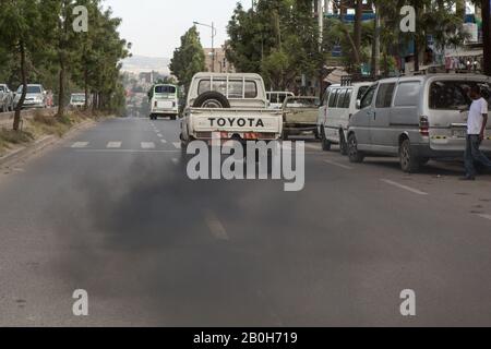 01.11.2019, Addis Abeba, Addis Abeba, Etiopia - nuvola di gas di scarico da un camion di pick-up Toyota che guida nel centro di Addis Abeba. 00U191101D019CAROEX.JPG Foto Stock