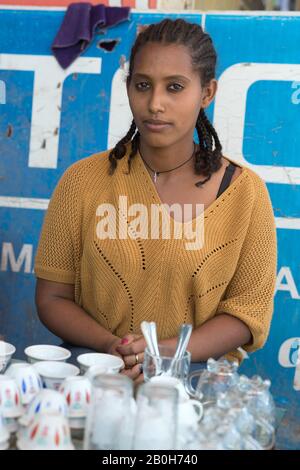 02.11.2019, Adama, Oromiyaa, Etiopia - tradizionale venditore di caffè da strada. Sfollati interni (IDP) dalla regione di Amhara sostenuto dalla Wo Foto Stock
