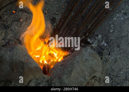 02.11.2019, Adama, Oromiyaa, Etiopia - Fuoco Di Smithy. Un fabbro forgia chiodi di ferro nella sua officina. Donne E Empowerm Economico Giovanile Soggetto Alla Migrazione Foto Stock